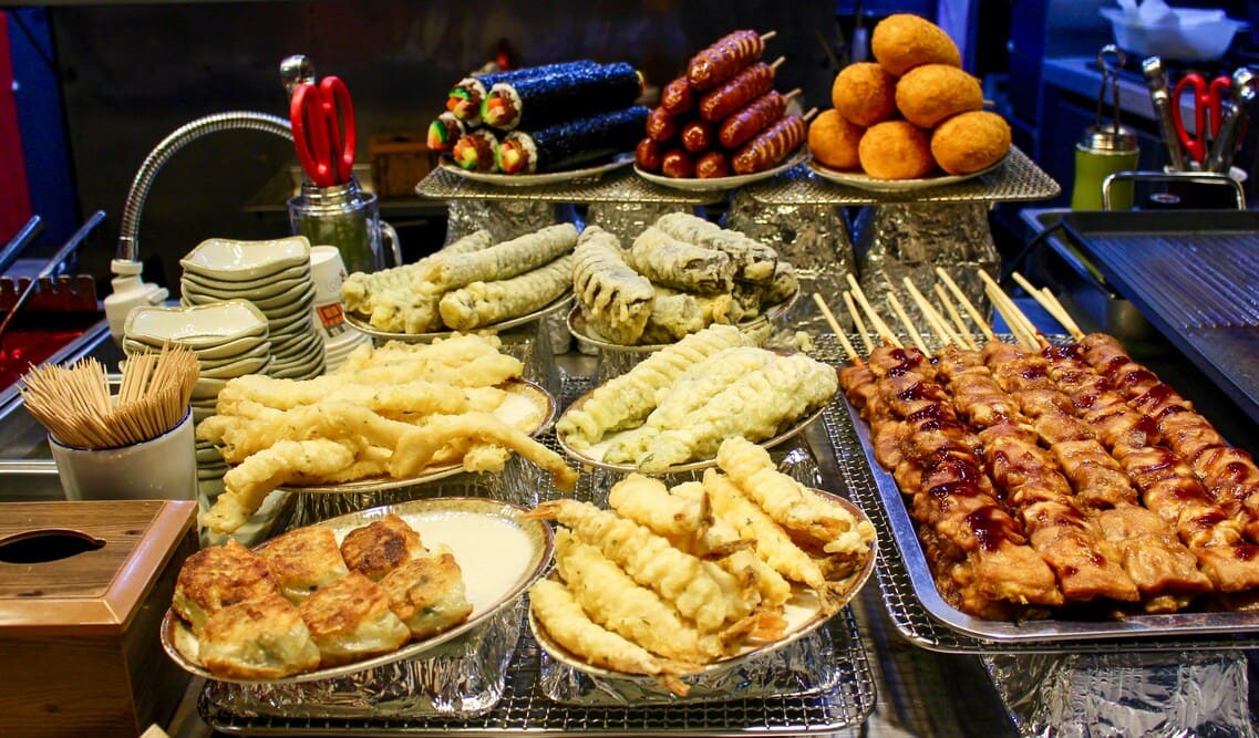 겨울 길거리 간식 TOP 10: 호떡, 붕어빵, 어묵탕의 계절